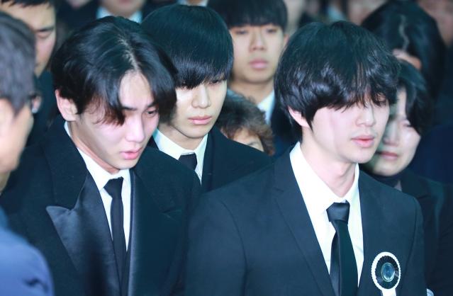 K Pop Star Jonghyuns Funeral Attended By 10000 Fans 2638