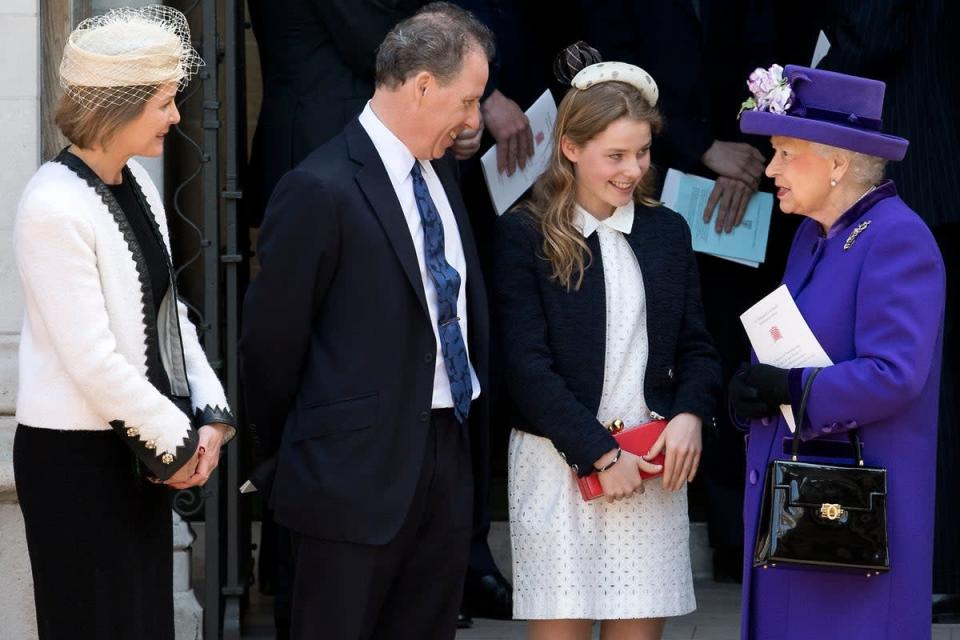 Königin Elizabeth II. spricht mit (LR) Serena Armstrong-Jones, David Armstrong-Jones und Margarita Armstrong-Jones, als sie einen Dankgottesdienst für das Leben und Werk von Lord Snowdon in der Westminster Abbey verlassen (Getty Images)