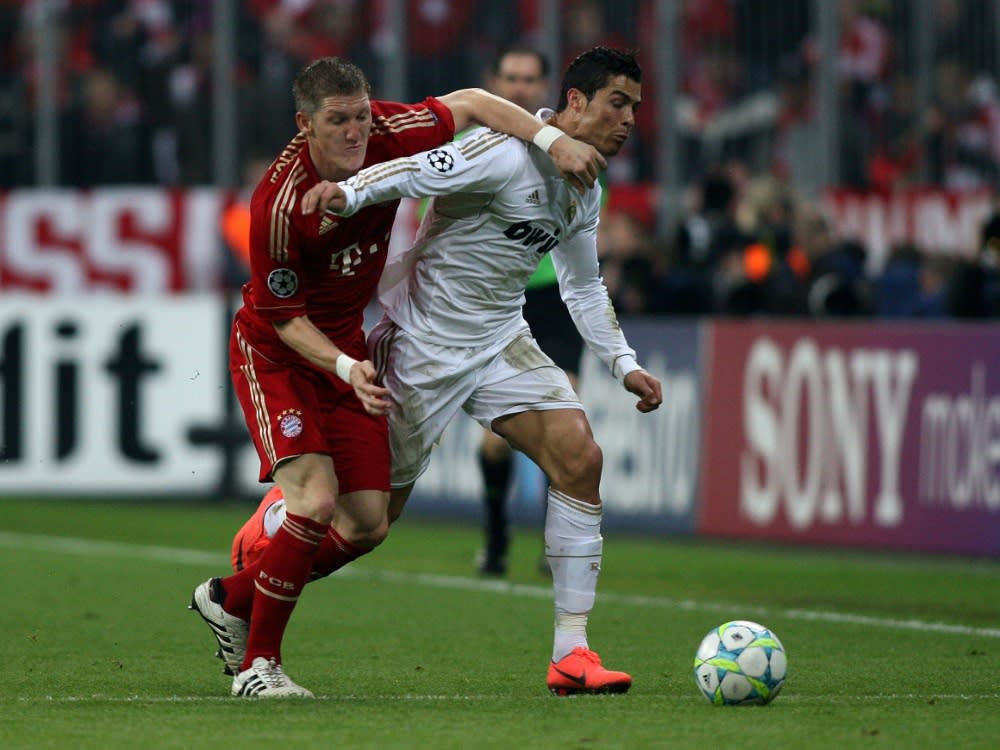 Bastian Schweinsteiger im Duell mit Cristiano Ronaldo