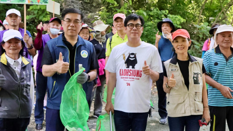 高雄市長陳其邁與環境部長彭啟明今出席高雄柴山淨山活動。高市府提供