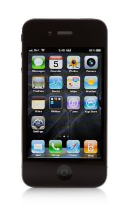 <b>iPhone 4</b>: Considerado por muchos críticos como el mejor celular de Apple, esta máquina resiste 14.55 horas de uso.