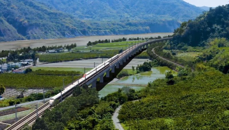 ▲花東地區鐵路雙軌電氣化首標工程將於3月開工，盼解決花東地區一票難求問題。圖為花東雙軌橋梁模擬示意圖。（圖／鐵道局提供）