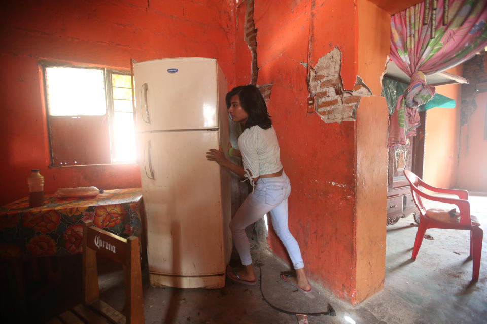 En Juchitán, mujeres y "tercer género" se hacen cargo tras el terremoto en México