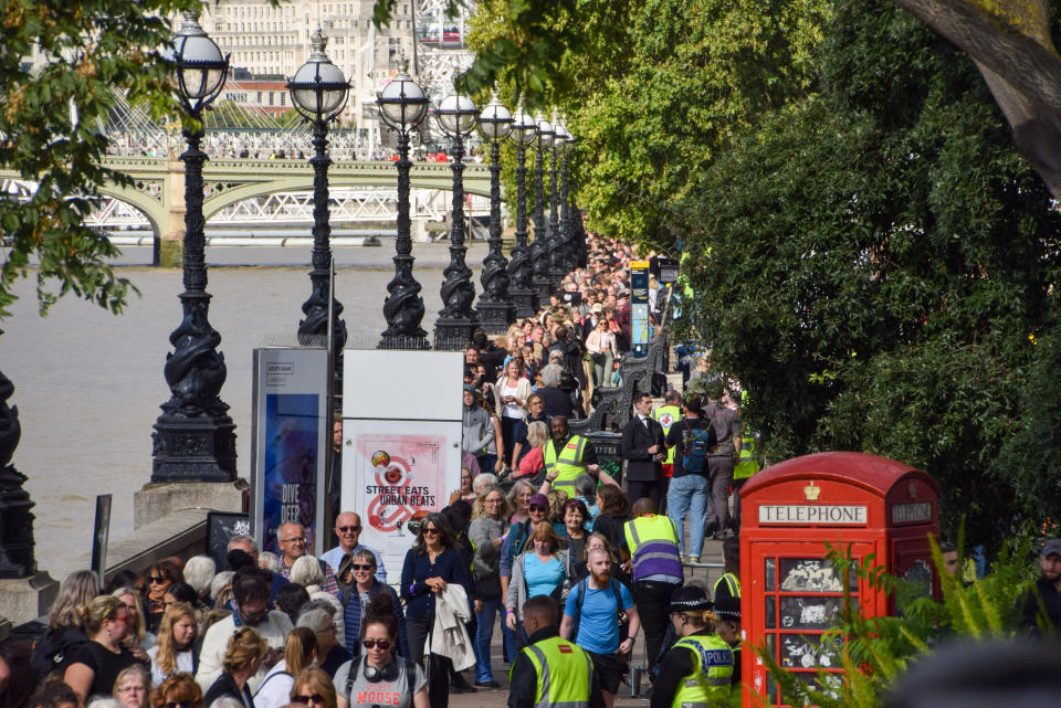 LONDON, UNITED KINGDOM - 2022/09/15: Mourners wait in a line at the start of the queue near Lambeth Bridge. The queue for Queen Elizabeth II's lying-in-state stretches for several miles, as people wait for hours to view the Queen's coffin. The coffin has been placed in Westminster Hall in the Palace of Westminster where she will remain until her funeral on 19th September. (Photo by Vuk Valcic/SOPA Images/LightRocket via Getty Images)