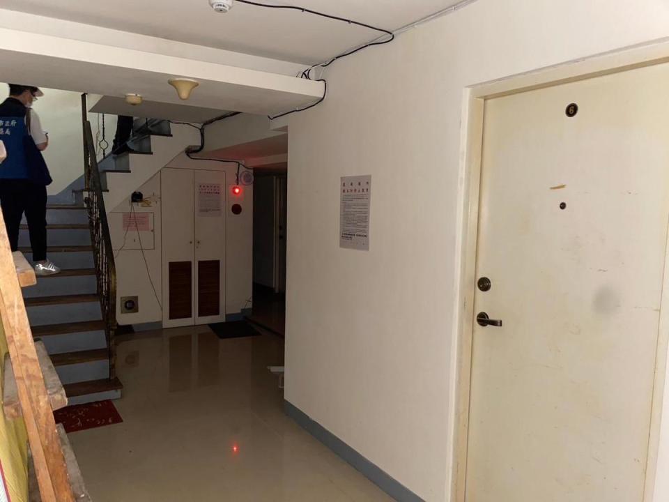 板橋大同街建築物地下室被屋主隔成10間套房出租牟利，遭新北市政府斷電處分。（新北工務局提供）
