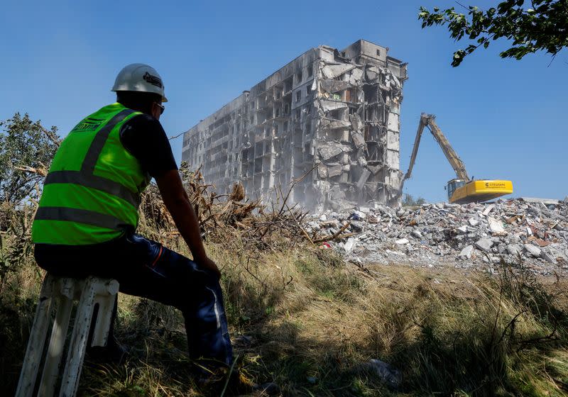 Trabajadores demuelen un bloque de apartamentos en Mariúpol