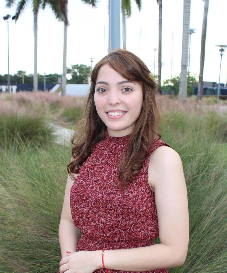 Eva Sennrich, una estudiante de la FIU que cambió sus estudios de diseño de interiores por los de tecnología y tomó cursos de CodePath. Consiguió unas prácticas de ingeniería de software y empezará a trabajar a tiempo completo en Salesforce gracias a CodePath.