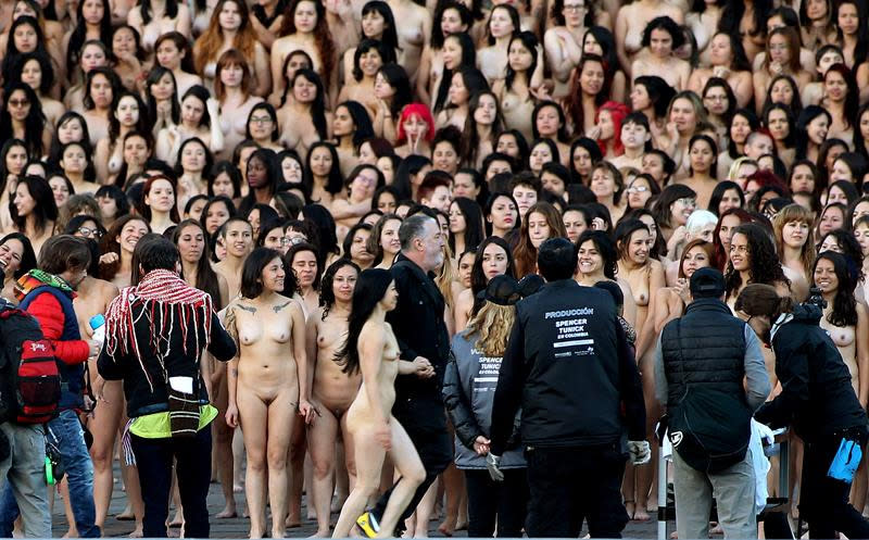 Tunick dijo que con sus imágenes buscaba “mostrar el cuerpo como una hermosa entidad orgánica que transforma el espacio, el espacio gubernamental de la plaza” de Bolívar, también rodeada por los edificios de la alcaldía de Bogotá, la Corte Suprema de Justicia y la Catedral. FOTO: Leonardo Muñoz (EFE)