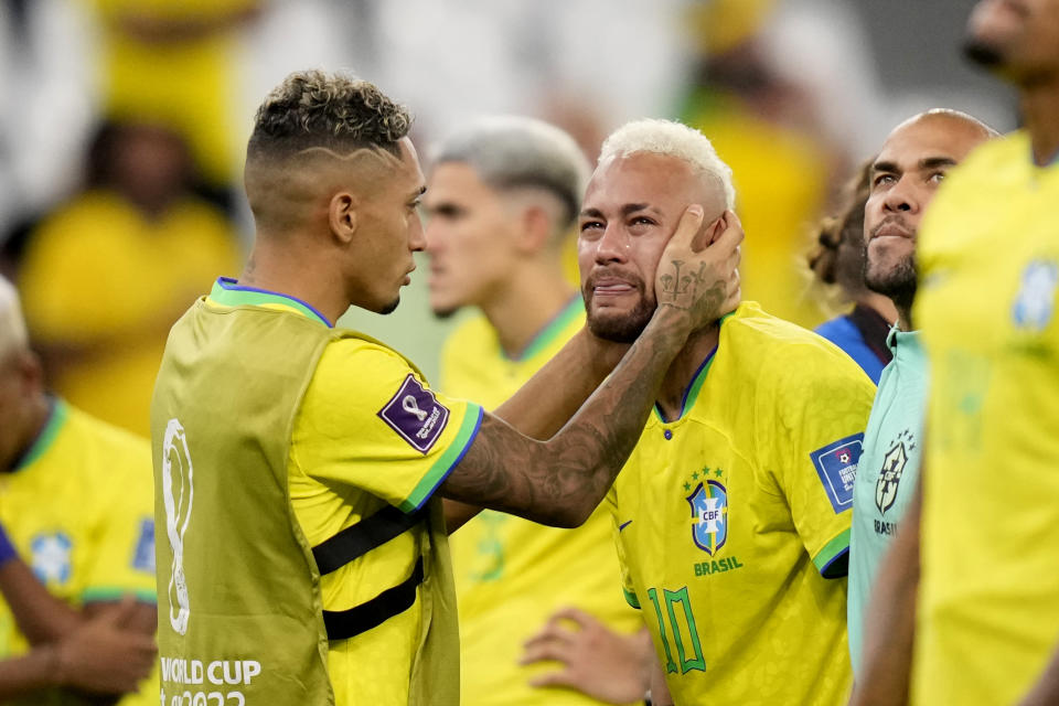 El delantero brasileño Neymar llora tras la derrota ante Croacia por penales en los cuartos de final, el viernes 9 de diciembre de 2022, en Rayán, Qatar. (AP Foto/Darko Bandic)