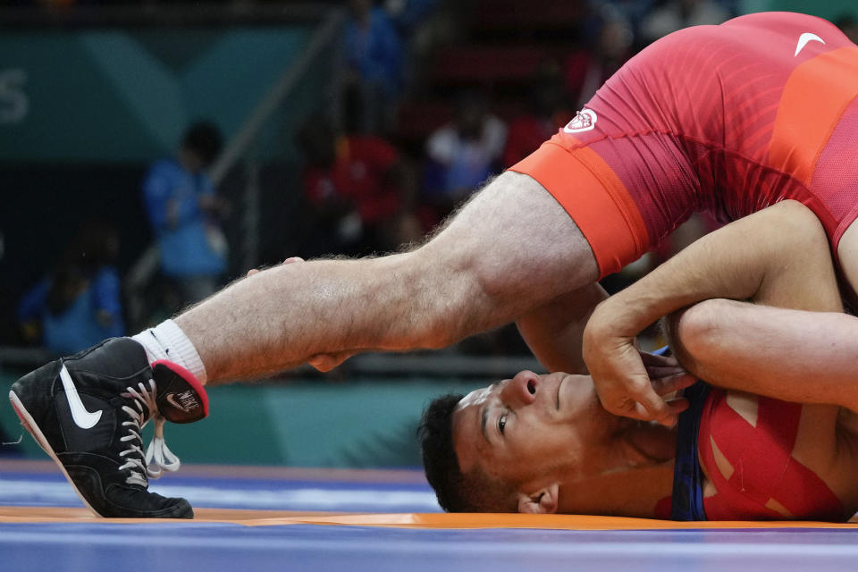 Colombia's Oscar Tigreros competes with Zane Richards of the United States during the men's 57kg wrestling freestyle final bout at the Pan American Games Santiago, Chile, Wednesday, Nov. 1, 2023. (AP Photo/Matias Delacroix)