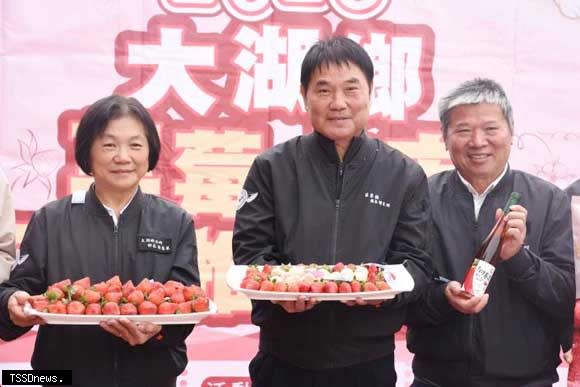大湖草莓上市推廣鍾東錦縣長大力行銷。（記者江乾松攝）