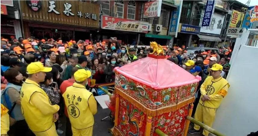 李小姐為完成與女兒之間的約定，徒步抵達北港朝天宮，並帶著女兒的遺照隨媽祖進香。（示意圖／翻攝自Facebook／白沙屯媽祖勇腳粉絲團）