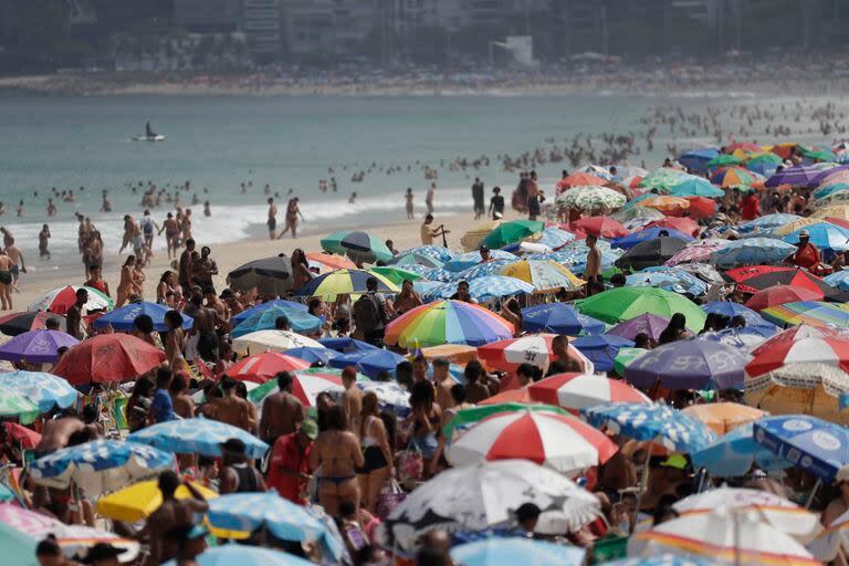 Miles de personas acuden a la playa de Ipanema, en Río de Janeiro, Brasil, el jueves 24 de agosto de 2023, en medio de una ola de calor.