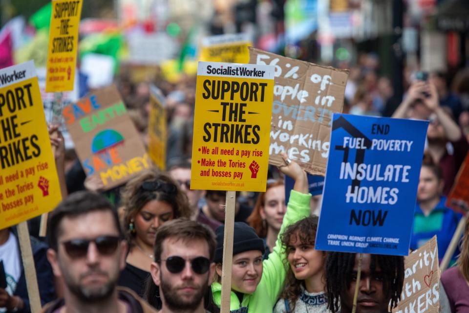 Anfang Oktober zog es Tausende Bewohner Londons auf die Straßen, um gegen die gestiegenen Lebenshaltungskosten zu demonstrieren. - Copyright: picture alliance / ZUMAPRESS.com | Tayfun Salci