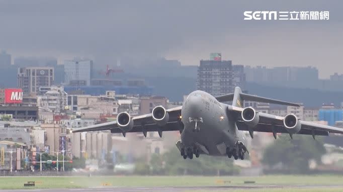 美國空軍C-17飛離松山機場。（圖／資料照）