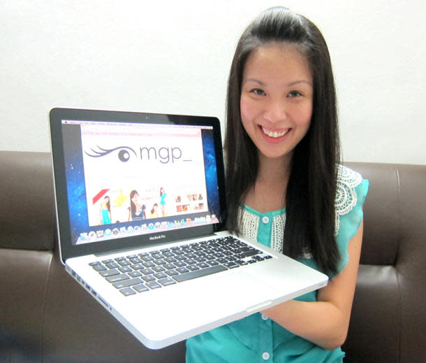 Angela Ang shows how her blogshop looks. (Photo by Angela Tan)