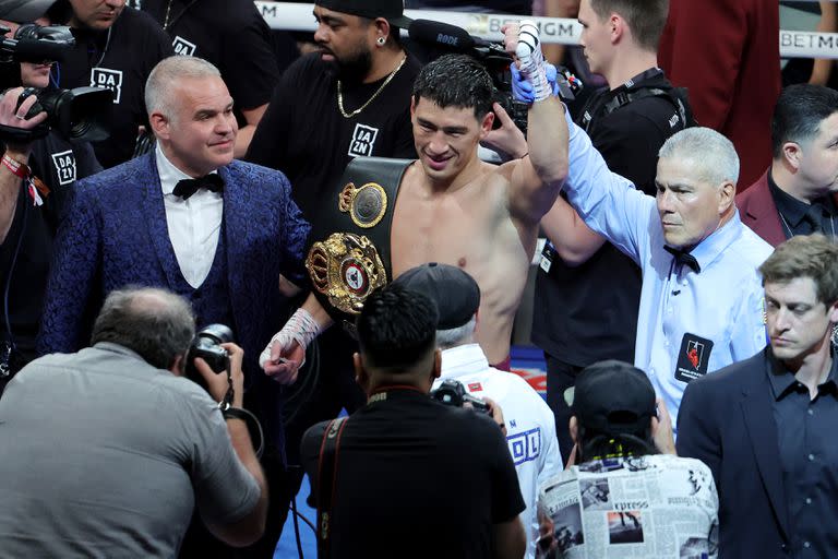 Gilberto Mendoza, con saco azul y moño, asiste a la coronación del campeón de los semipesados, el ruso Dmitry Bivol, tras vencer al Canelo Álvarez