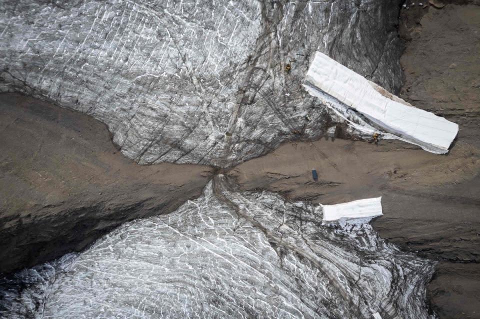 13 de septiembre de 2022: la estación Lacier 3000 sobre Les Diablerets muestra el paso de Tsanfleuron libre del hielo que lo cubrió durante al menos 2000 años junto a mantas que cubren la nieve de la última temporada de invierno para evitar que se derrita.  - La gruesa capa de hielo que cubre un paso de montaña suizo entre el glaciar Scex Rouge y el glaciar Tsanfleuron desde al menos la época romana se ha derretido por completo.  Después de un invierno seco, las olas de calor del verano que azotan Europa han sido catastróficas para los glaciares alpinos, que se han estado derritiendo a un ritmo acelerado (AFP/Getty)