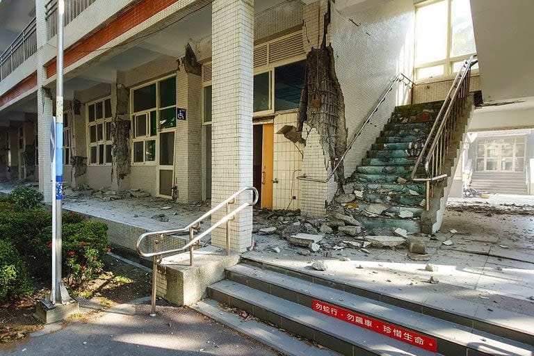 El daño a un edificio en la Escuela Secundaria Nacional de Niñas de Hualien en Hualien el 3 de abril de 2024, después de que un importante terremoto golpeara el este de Taiwán. 