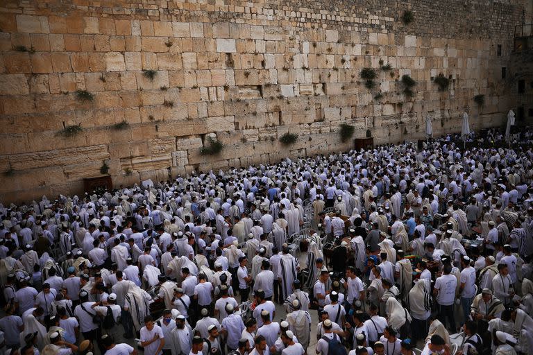 Devotos judíos rezan durante el Día de Jerusalén, un feriado israelí que celebra la captura de la Ciudad Vieja durante la Guerra de los Seis Días en 1967