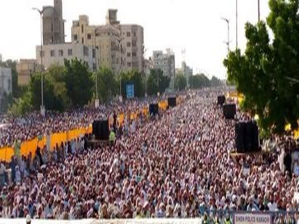 Thousands of protestors at an anti-Shia protest in Karachi, Pakistan on Friday. (Photo source: Afreen's Twitter)