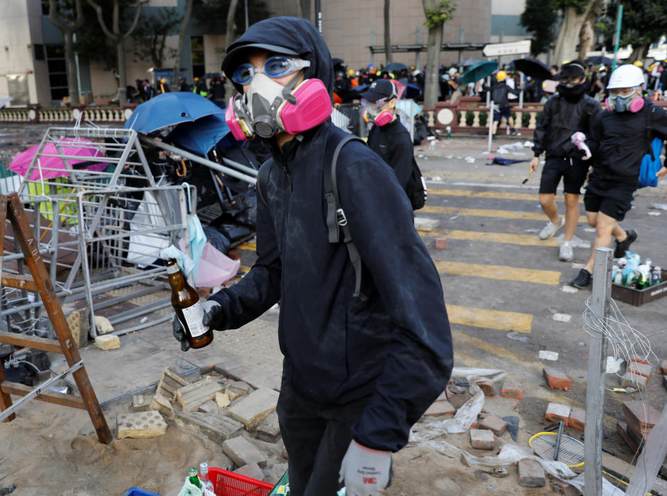 Dall'inizio delle proteste di giugno, la polizia ha arrestato 4.401 persone, di cui 3.395 uomini e 1.096 donne, in età compresa tra gli 11 e gli 83 anni. REUTERS/Adnan Abidi