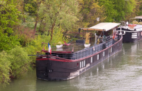 <p>This luxurious house boat in the Paris suburb of Puteaux can be all yours for $453 a night. <br> (Airbnb) </p>