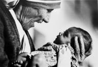 <p>Das Bild, auf dem Mutter Teresa 1978 ein armloses Baby in Kalkutta vor sich hält, berührt heute noch die Menschen. Mutter Theresa erhielt am 17. Oktober 1979 den Friedensnobelpreis. (Bild: AP Photo/Eddie Adams) </p>