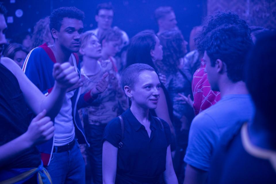 In the Netflix show, Esty goes clubbing with her newfound friends and discovers entirely new experiences (Netflix)