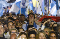 Simpatizantes del candidato presidencial Luis Lacalle Pou reaccionan en la sede de su partido mientras esperan los resultados de la segunda ronda electoral en Montevideo, Uruguay, el domingo 24 de noviembre de 2019. (AP Foto/Santiago Mazzarovich)