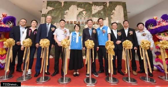 國際知名建築品牌竹南冠軍建材品牌形象館嶄新開幕展現現代簡約及精緻奢華魅力，中右為董事長林榮德、中左為鄧桂菊副縣長。（記者江乾松攝）