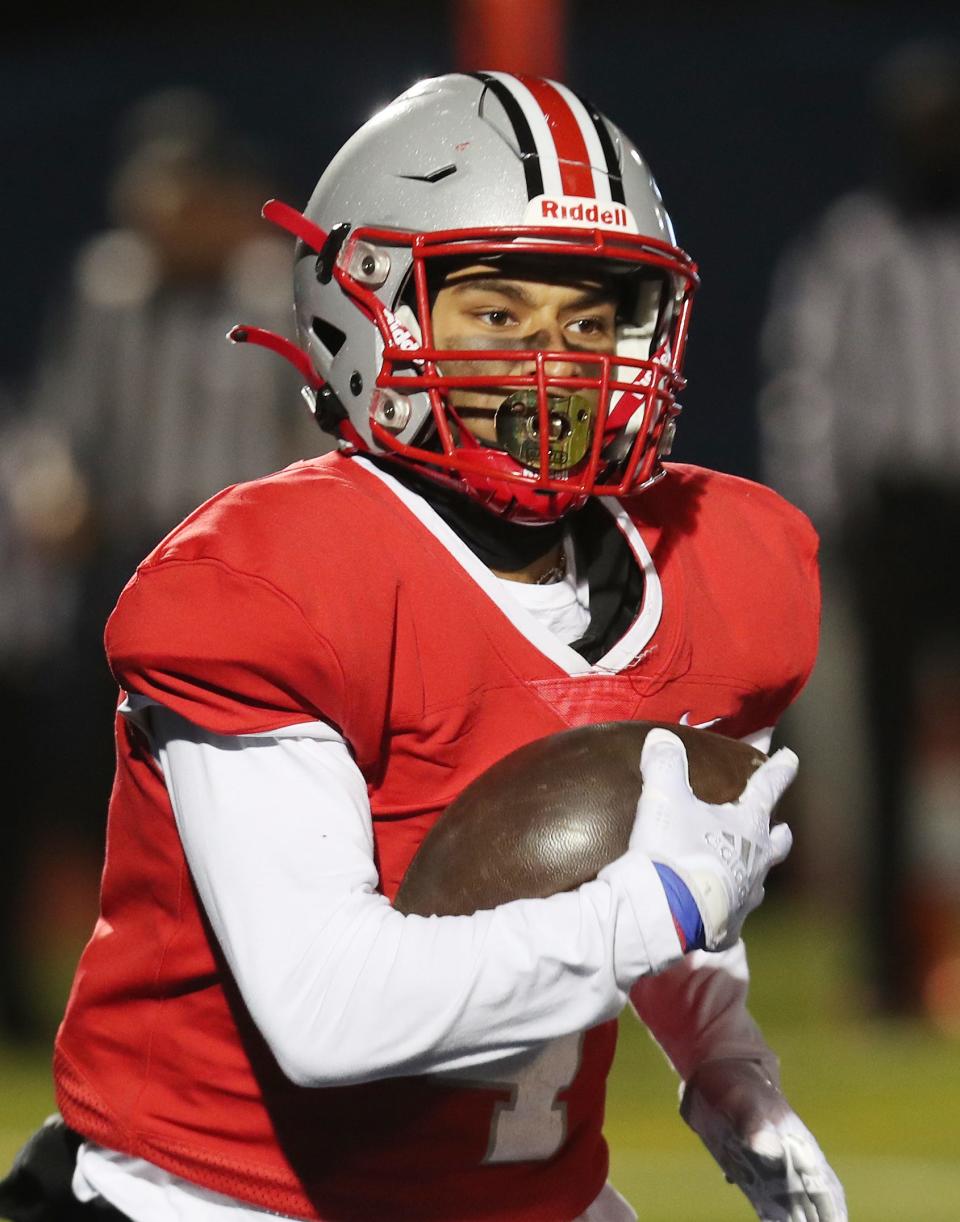 Somers' Ravi Dass (4) runs for a first half touchdown against Niskayuna during the state Class A football  semifinal at Middletown  High School Nov. 25, 2022. Somers won the game 35-7.