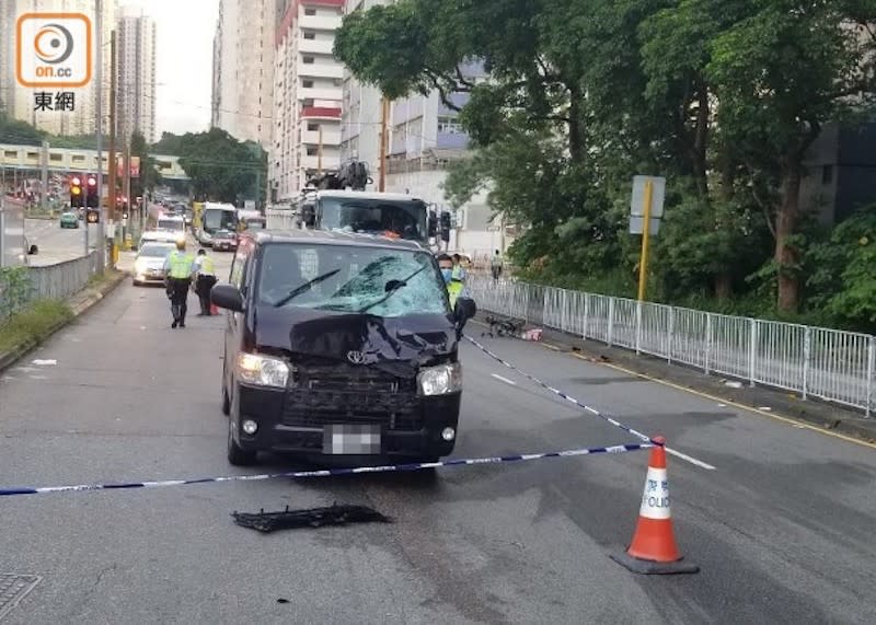 客貨車車頭凹陷。(胡德威攝)
