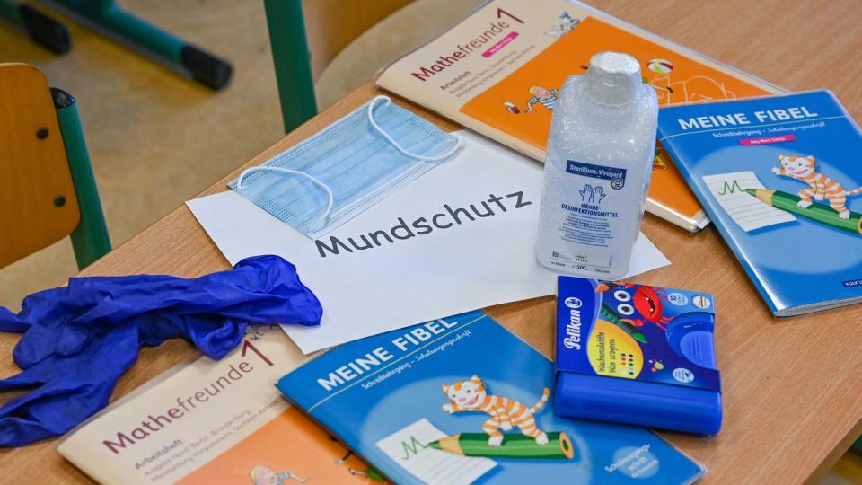 In Brandenburg gilt in Fluren, Treppenhäusern und Mensen eine Maskenpflicht für Schüler und Lehrer, aber nicht in Klassenräumen und auf Schulhöfen.