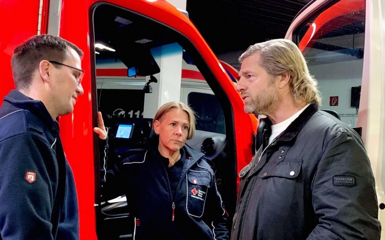 Zum dritten Mal geht Schauspieler Henning Baum (rechts) für RTL in den Einsatz. Diesmal arbeitet der gelernte Rettungssanitäter im Rettungsdienst mit Manuela Bathe und Notfallsanitäter Thomas Fuchs.  (Bild: RTL)