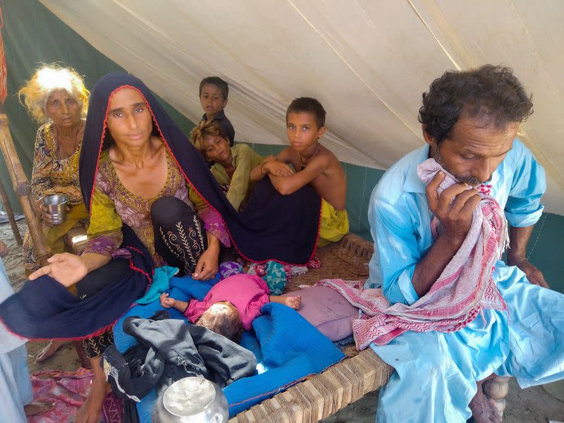 Badar Bibi en campamento donde se refugian tras las lluvias e inundaciones de la temporada monzónica en Sehwan, Pakistán