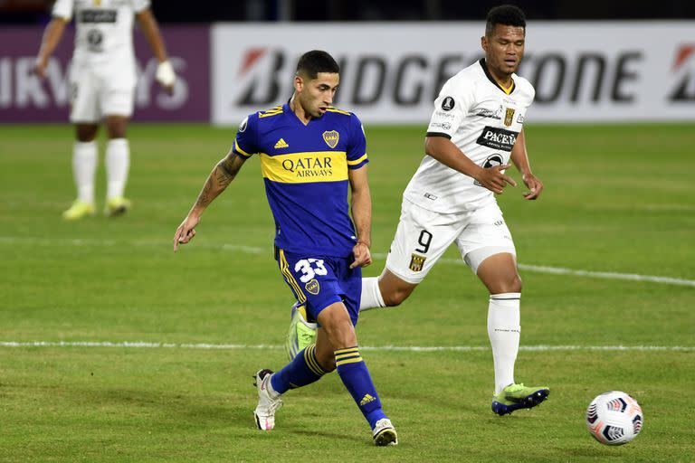 Alan Varela, una de las mejores apariciones de Boca, manejando el balón ante The Strongest, por la Copa Libertadores