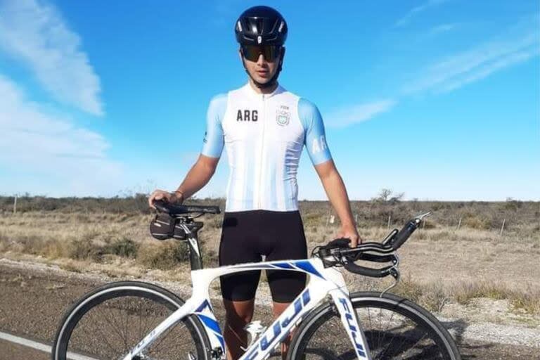 Simón García tiene 17 años y representa a la Argentina en el Mundial universitario de ciclismo