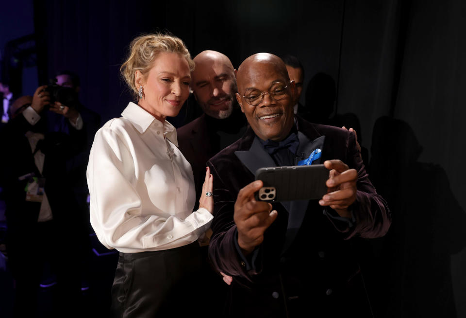 HOLLYWOOD, CALIFORNIA - MARCH 27: (L-R)In this handout photo provided by A.M.P.A.S., Uma Thurman, John Travolta and Samuel L. Jackson are seen backstage during the 94th Annual Academy Awards at Dolby Theatre on March 27, 2022 in Hollywood, California. (Photo by Matt Sayles/A.M.P.A.S. via Getty Images)