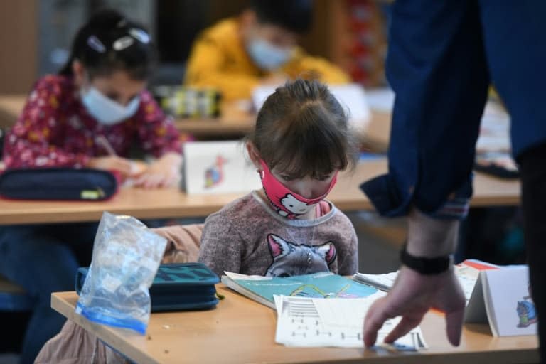 Des écoliers portent un masque de protection en classe, dans une école primaire de Dortmund, le 22 février 2021 en Allemagne - Ina FASSBENDER © 2019 AFP