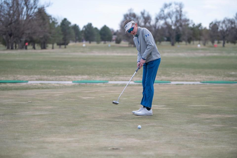 Brady Shaw practices putting at Elmwood Golf Course on Monday, March 27, 2023.