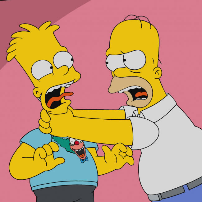 Homer estrangulando a Bart credit:Bang Showbiz
