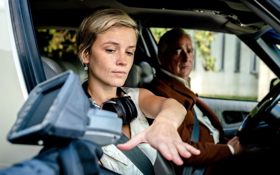 Luz Hendriks (Lynn Van Royen) und ihr Vater Pieter (Gene Bervoets) müssen ihren Bürgerscore lesen lassen.  (Bild: WDR/jonnydepony/Maarten De Bouw Photography)