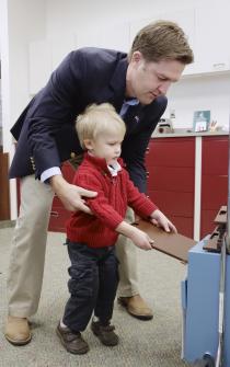 El candidato republicano al senado por Nebraska Ben Sasse, de 42 años, y su hijo. (AP Photo/Nati Harnik)