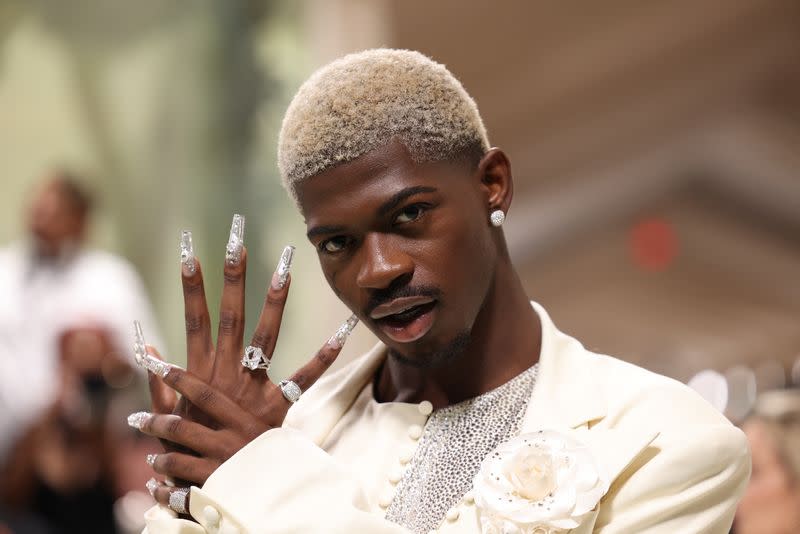 Lil Nas X posa en la Met Gala, una gala anual de recaudación de fondos celebrada en beneficio del Instituto del Traje del Museo Metropolitano de Arte con el tema de este año "Bellas durmientes: Despertar la moda" en Nueva York, Estados Unidos