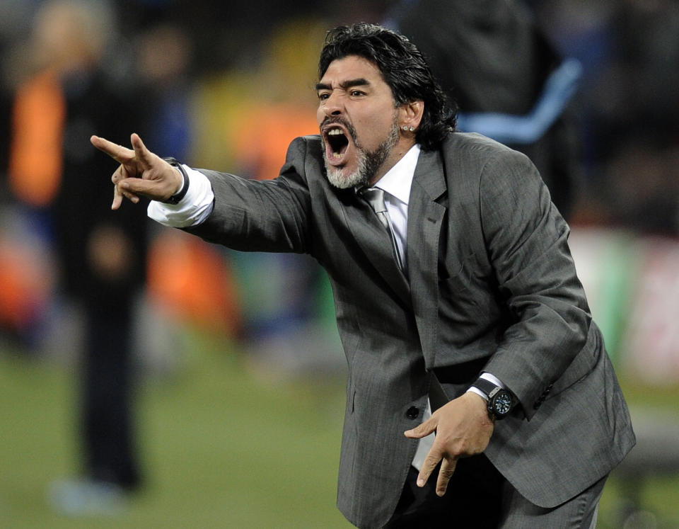 En esta foto de archivo del 27 de junio de 2010, Diego Maradona, como técnico de Argentina, hace gestos durante el partido contra México por los octavos de final de la Copa del Mundo de Sudáfrica, en el Soccer City en Johannesburgo. Maradona ha fallecido de un paro cardíaco, el miércoles 25 de noviembre de 2020, en Buenos Aires. Tenía 60 años. (AP Foto/Martin Meissner, Archivo)