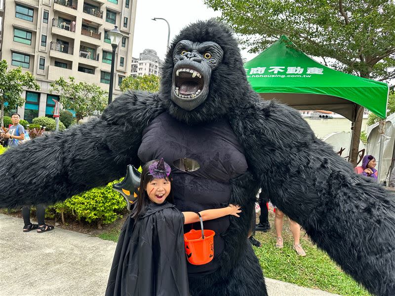 萬聖節變裝園遊會吸引許多民眾參加（圖／五泰房屋提供）