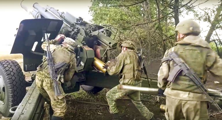 En esta foto difundida por el Servicio de Prensa del Ministerio de Defensa ruso el sábado 10 de septiembre de 2022, soldados rusos se preparan para disparar desde un obús Msta-B de 152,4 mm desde su posición en un lugar no revelado de Ucrania. 