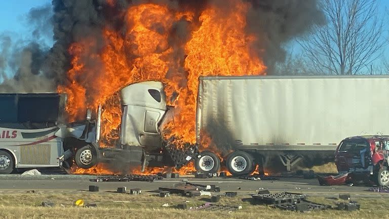 Ohio- Seis muertos y 18 heridos al estrellarse un camión contra un micro que transportaba estudiantes