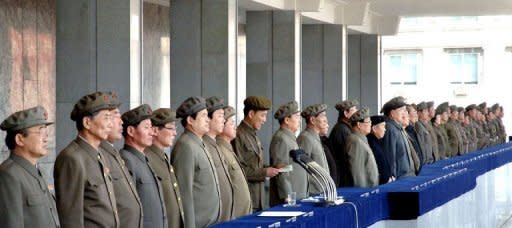 Foto tomada de la Agencia Central de Noticias de Corea del Norte el 29 de marzo de 2013 con los oficiales del régimen de Pyongyang.